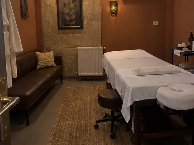 Deri kanepeli, halılı masaj odası — Otogar, Masaj Salonun