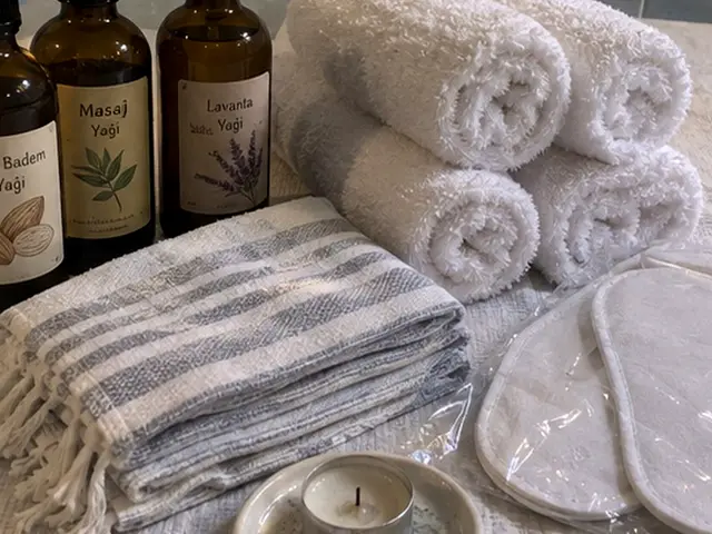 Tatlı badem ve lavanta yağı, havlular, peştemal ve mum — Otogar, Masaj Salonun