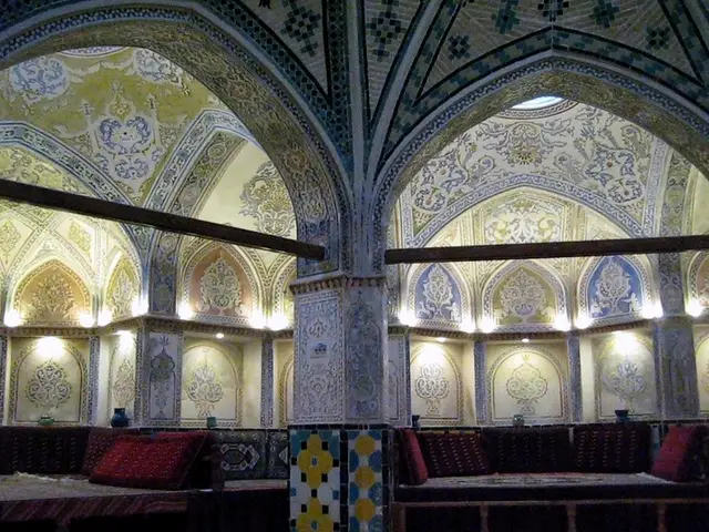 Çinili kubbesiyle hamam içi — Otogar, Masaj Salonun