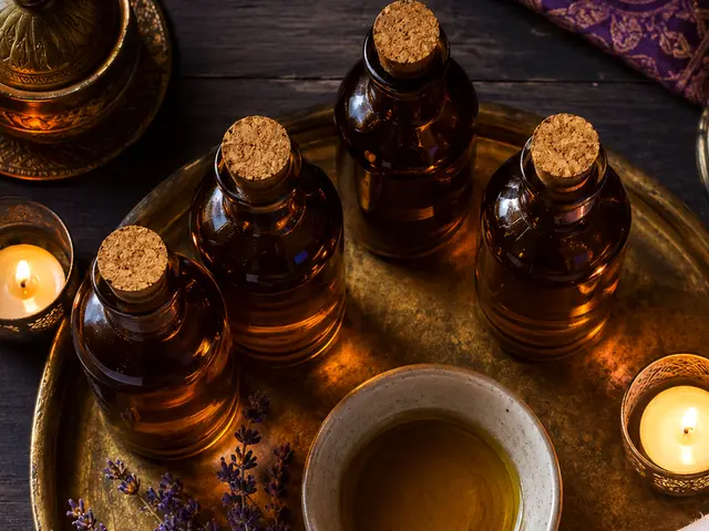 Pirinç tepside aromaterapi yağları, lavanta ve mum — Otogar, Masaj Salonun